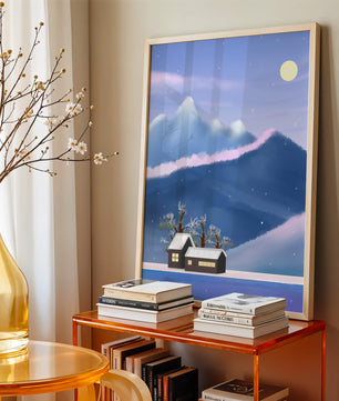 Paysage de montagne enneigée avec des maisons et des arbres sous la lumière de la lune
