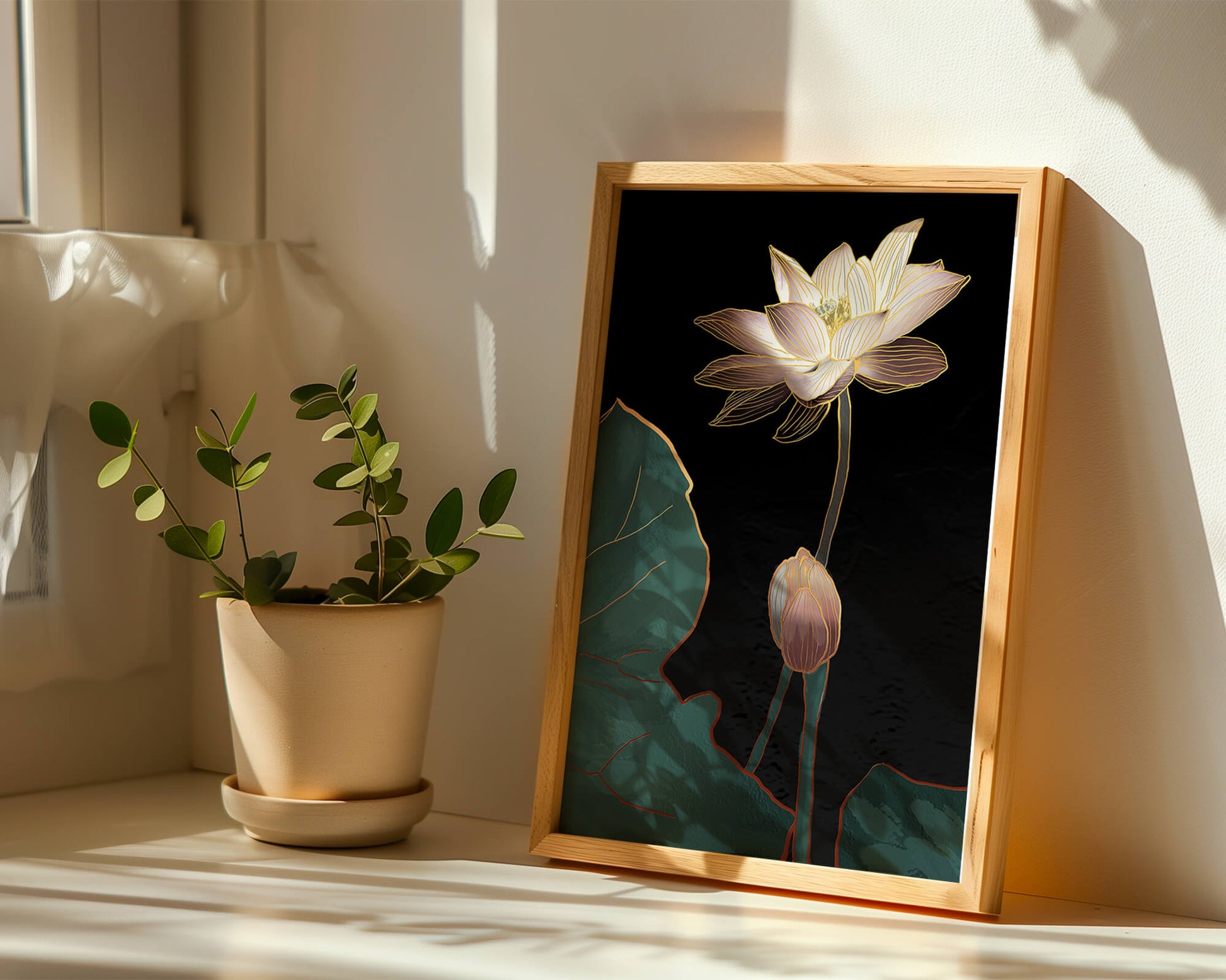 Flor de loto con acentos dorados sobre fondo oscuro.