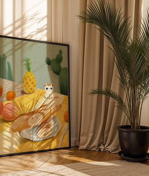 Gato con gafas de sol en un entorno tropical con baguettes y frutas