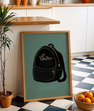 Elegante mochila negra con detalles dorados e inscripción de amor
