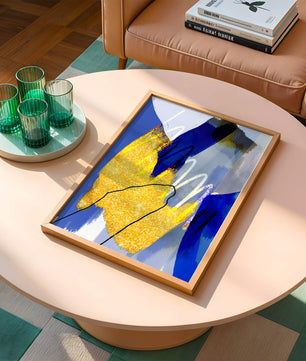 Pintura abstracta azul y amarilla con detalles dorados