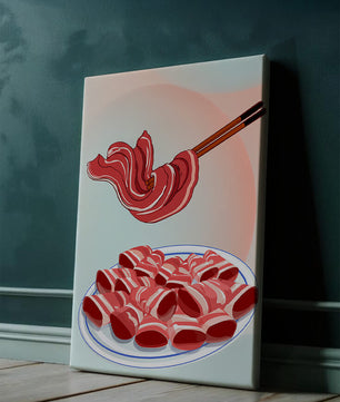 Deliciosas lonchas de carne cruda en un plato con palillos al fondo