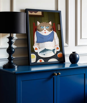 Ilustración de un gato comiendo con pescado y babero azul