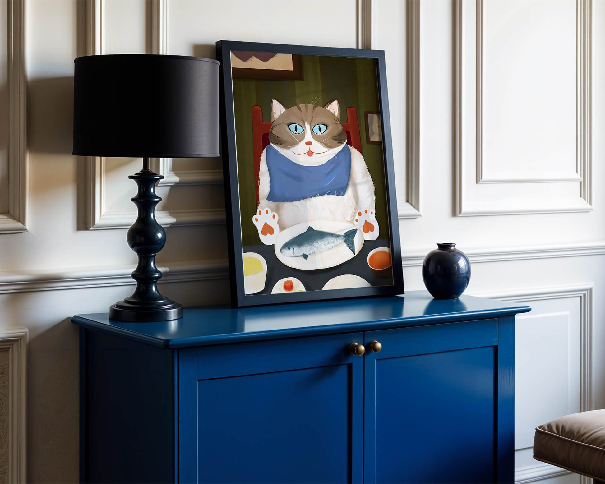 Ilustración de un gato comiendo con pescado y babero azul