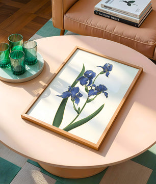 Flores de lirio azul elegantes con acentos dorados sobre un fondo blanco