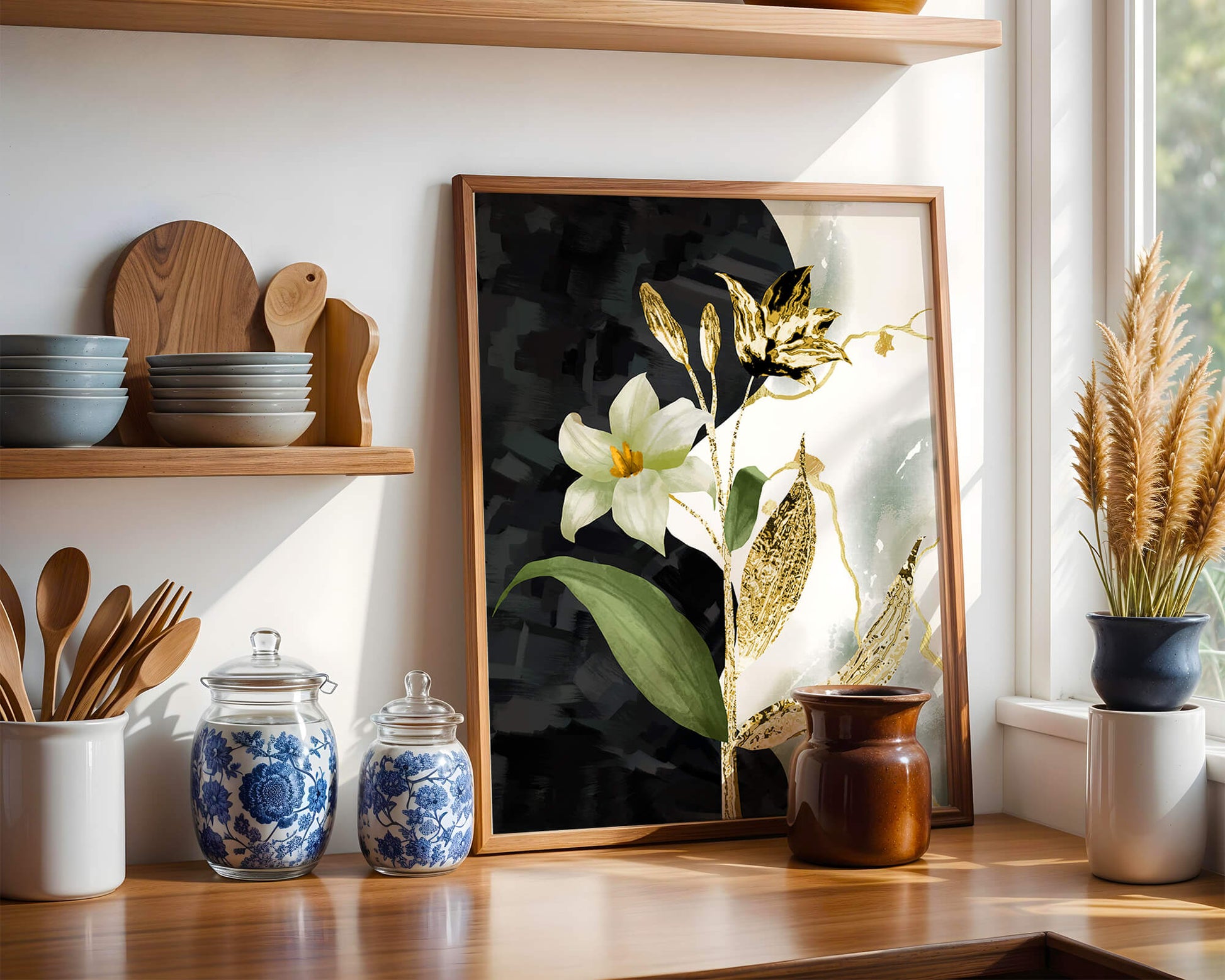 Diseño floral abstracto con detalles dorados y oscuros