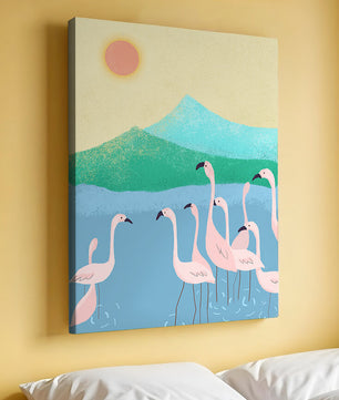 Friedliche Szene mit Flamingos in einer ruhigen Landschaft mit Bergen und Sonnenuntergang