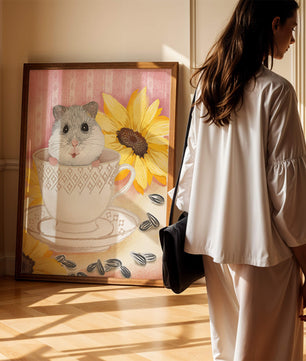 Hámster adorable en una taza de té con girasoles y semillas