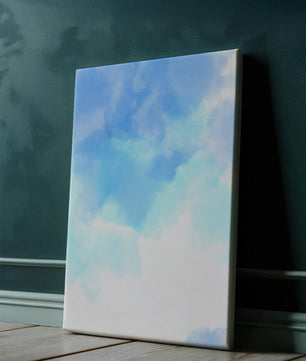 Cielo azul sereno con nubes suaves