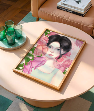 Illustration d'une femme entourée de roses roses