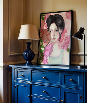 Illustration d'une femme entourée de roses roses