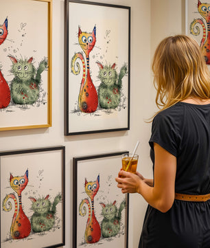 Ilustración artística colorida de dos gatos juguetones sobre fondo blanco