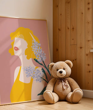 Retrato de una mujer con cabello amarillo y elementos florales sobre fondo rosa