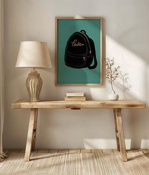 Elegante mochila negra con detalles dorados e inscripción de amor