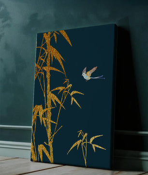 Goldener Bambus und Vogel vor tiefblauem Hintergrund