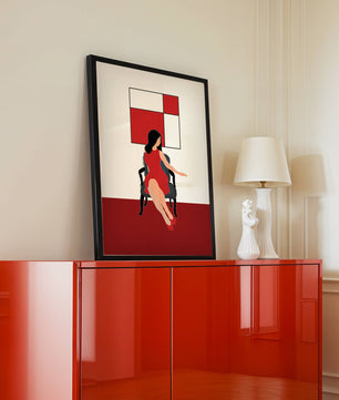 Mujer abstracta en vestido rojo sentada en una silla con arte geométrico en la pared