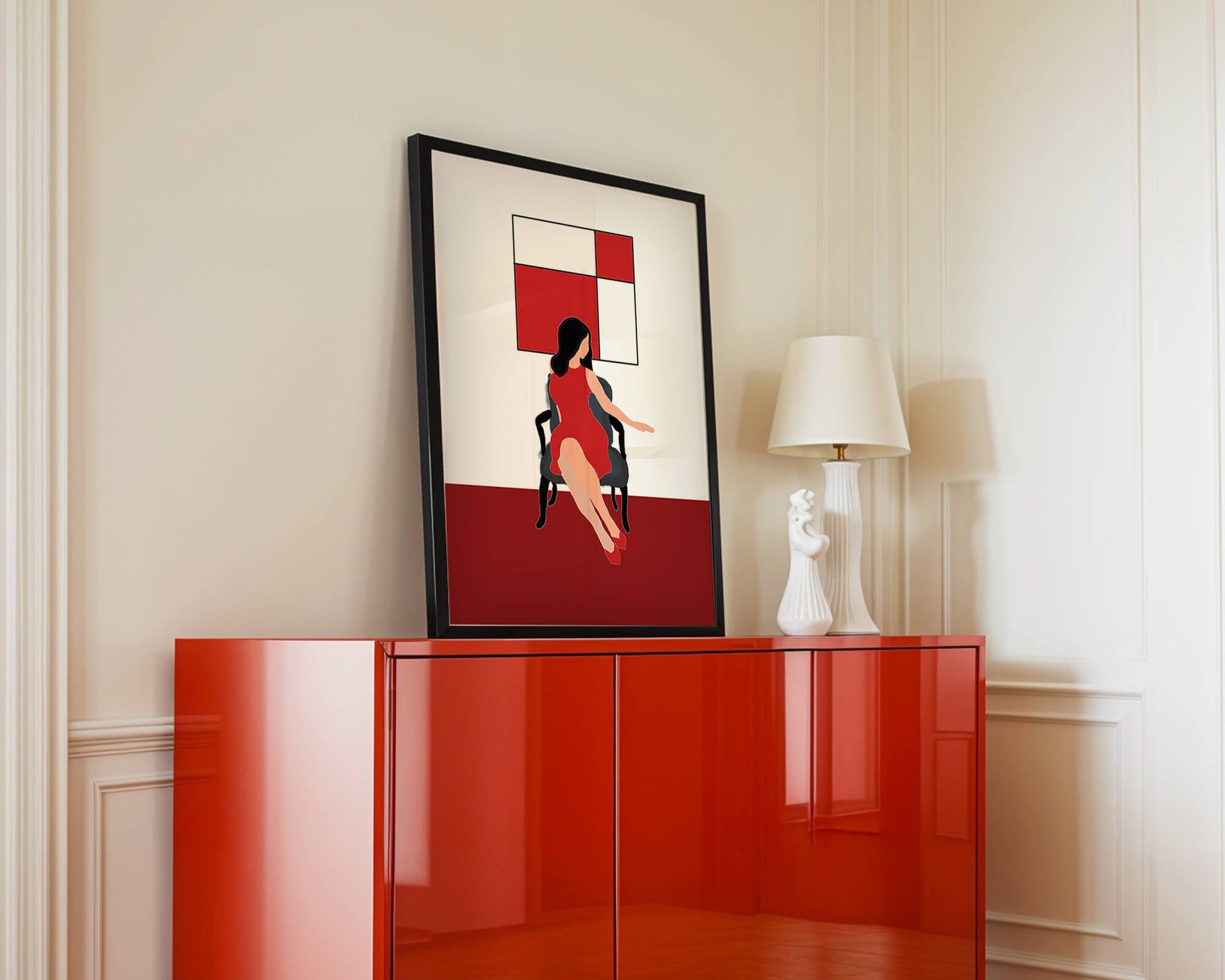 Mujer abstracta en vestido rojo sentada en una silla con arte geométrico en la pared