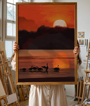 Ruhiger Sonnenuntergang über einem See mit Schwanensilhouette
