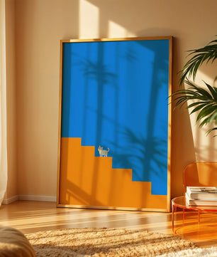 Gato minimalista en escaleras con fondo azul