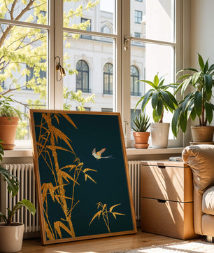 Goldener Bambus und Vogel vor tiefblauem Hintergrund