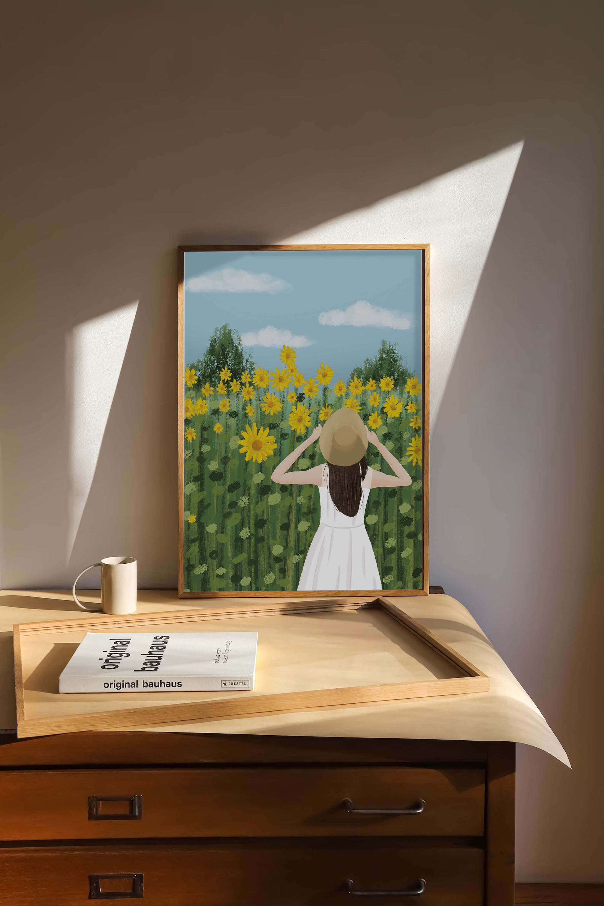 Mujer con vestido blanco admirando un campo de girasoles