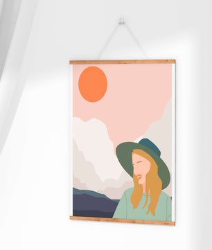 Abstrakte Illustration einer Frau mit Hut vor einer Kulisse aus Sonne und Bergen