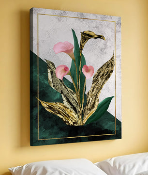 Abstrakte botanische Kunst mit rosa Calla-Lilien und goldenen Blättern