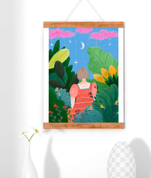Escena nocturna onírica con una figura rodeada de exuberante follaje y un cielo estrellado