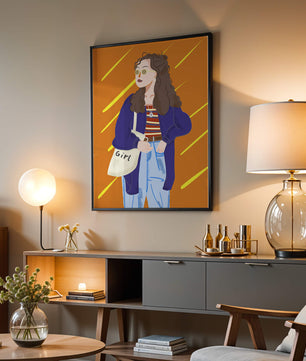 Mujer elegante con ropa casual, gafas de sol y bolso en un fondo naranja
