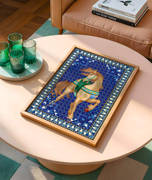 Arte de caballo con patrón intrincado y un borde decorativo vibrante