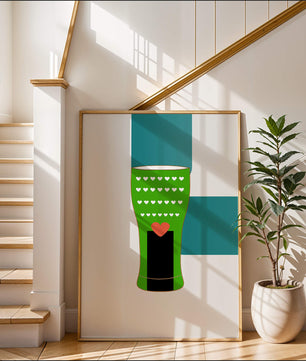 Jarrón verde con patrón de corazón y diseño minimalista