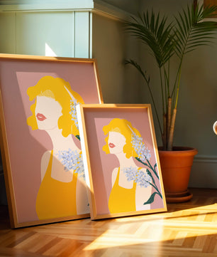 Retrato de una mujer con cabello amarillo y elementos florales sobre fondo rosa