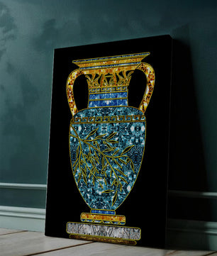 Jarrón de mosaico detallado con piedras preciosas doradas y azules sobre fondo negro