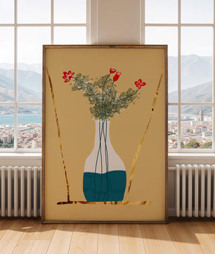 Vase avec des fleurs rouges et des accents dorés
