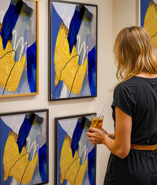 Pintura abstracta azul y amarilla con detalles dorados