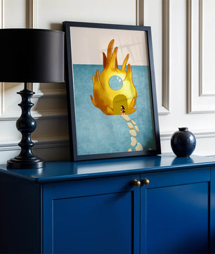 Casa encantada con forma de llama dorada sobre fondo azul claro.
