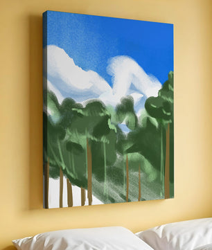 Malerische Waldlandschaft mit blauem Himmel und flauschigen Wolken