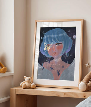Portrait surréaliste d'une figure mystique aux cheveux bleus et aux papillons