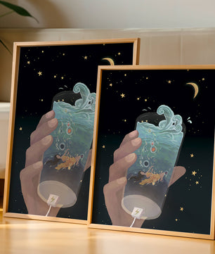Escena abstracta del cielo nocturno con una mano sosteniendo un vaso de agua agitada.
