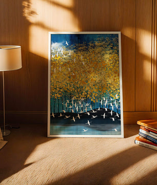 Paisaje abstracto con follaje dorado y aves voladoras