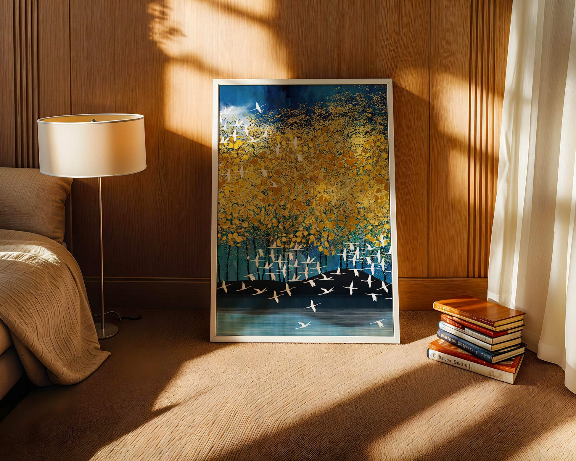 Paisaje abstracto con follaje dorado y pájaros volando
