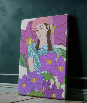 Jeune femme au béret rose avec illustration de fleurs violettes