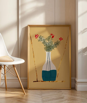 Vase avec des fleurs rouges et des accents dorés