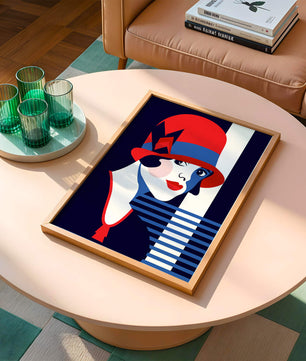 Femme élégante de style art déco avec chapeau cloche rouge et motifs géométriques