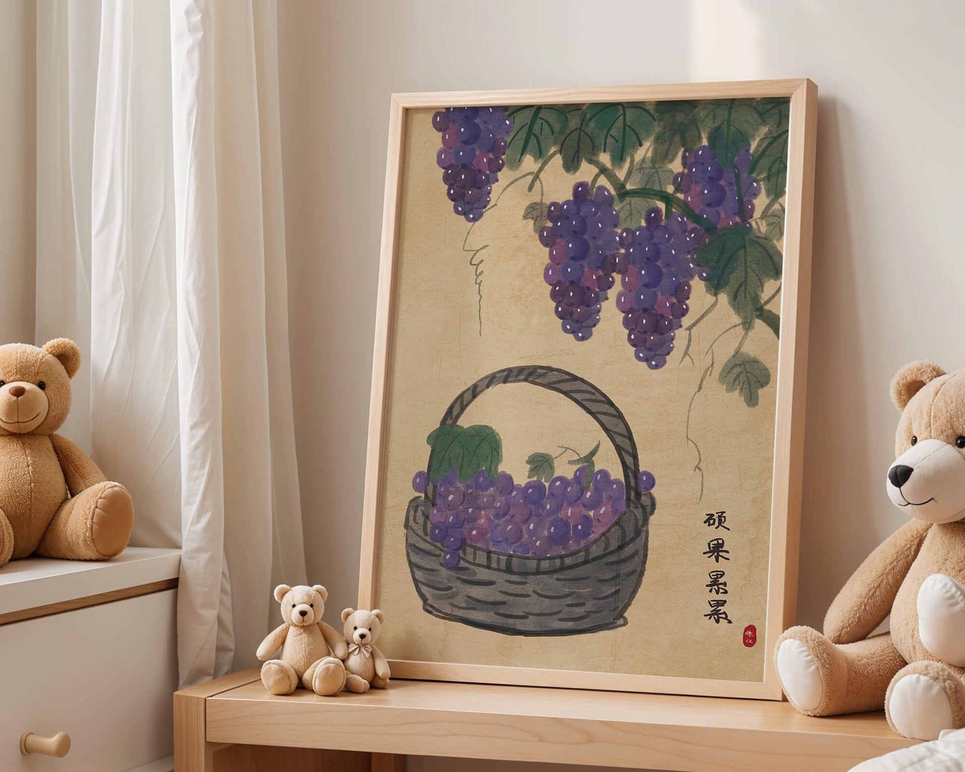 Cesta de uvas con hojas de parra al estilo tradicional