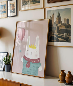 Ilustración adorable de un conejo con globo rosa y corona dorada