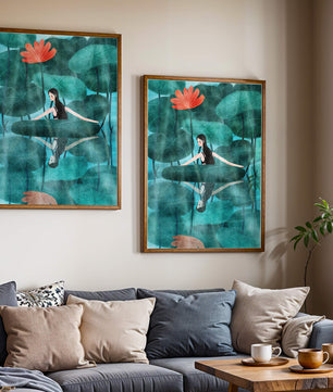 Femme réfléchissant parmi des feuilles de lotus et des fleurs avec une image miroir
