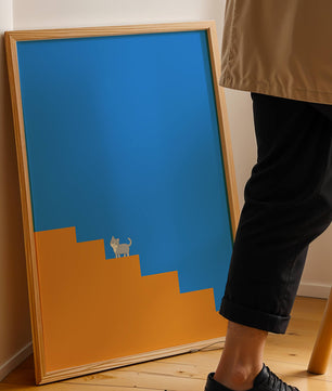 Gato minimalista en escaleras con fondo azul