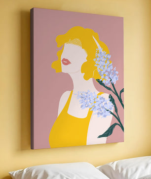 Retrato de una mujer con cabello amarillo y elementos florales sobre fondo rosa
