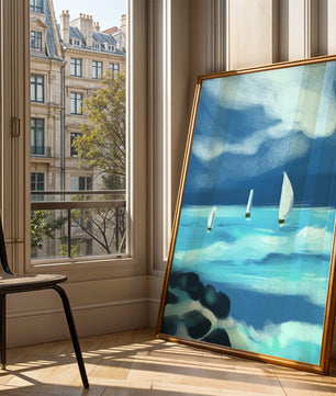 Paisaje marino con veleros navegando olas azules bajo un cielo dramático